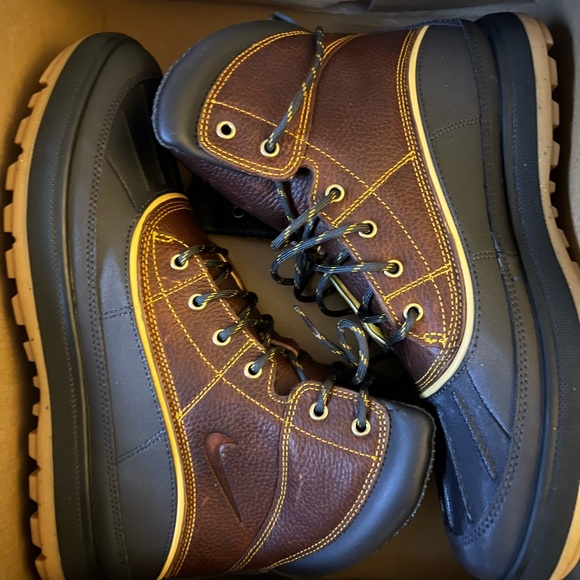 BRAND NEW Nike ACG boots, size 11. - Picture 1 of 2